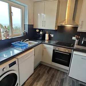 Apartment Glen View A Stones Throw Away From The Gower!, Swansea