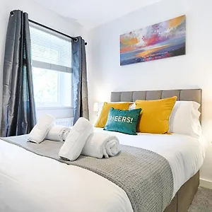 Apartment Bryn House - Tv In Every Bedroom!, Swansea