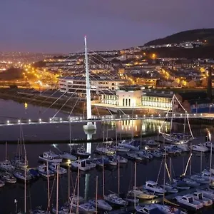 Holiday home Luxe Living Guest House-sleeps 6-private Parking-free Wifi-beach-city, Swansea